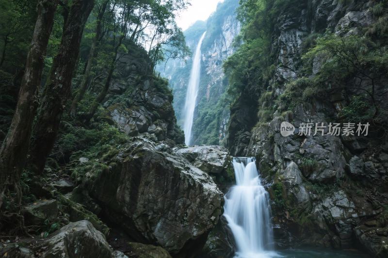 山间瀑布自然美景