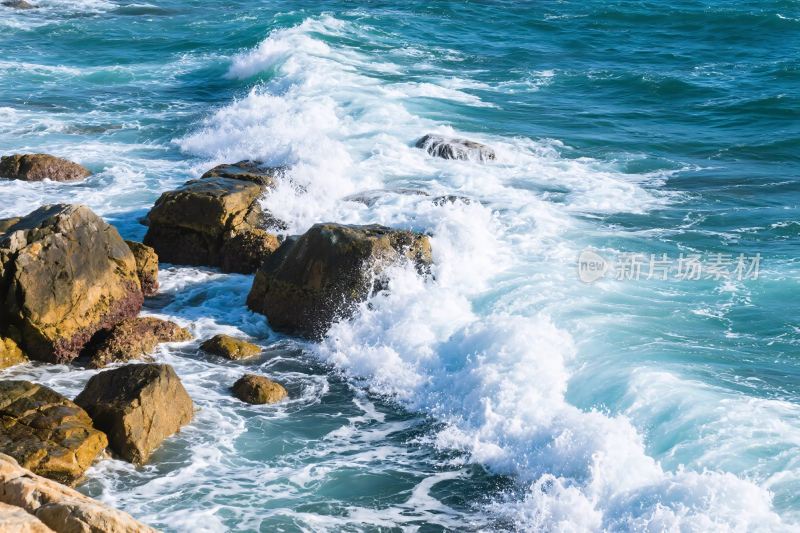 海浪拍击礁石的海岸风光