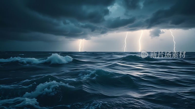 暴风雨中的海浪与闪电