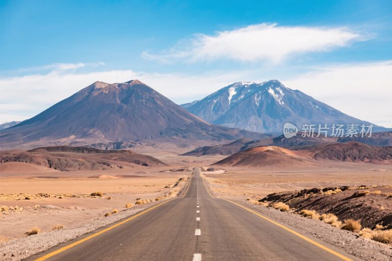 公路通向远山自然景观