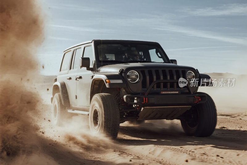 沙漠中行驶的黑色越野汽车