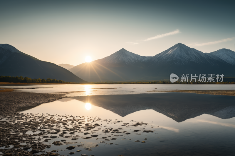 日落时分山脉倒映在湖中山脉风光风景图片