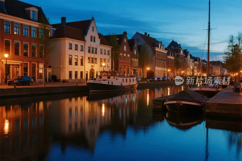 傍晚欧式河边风景图