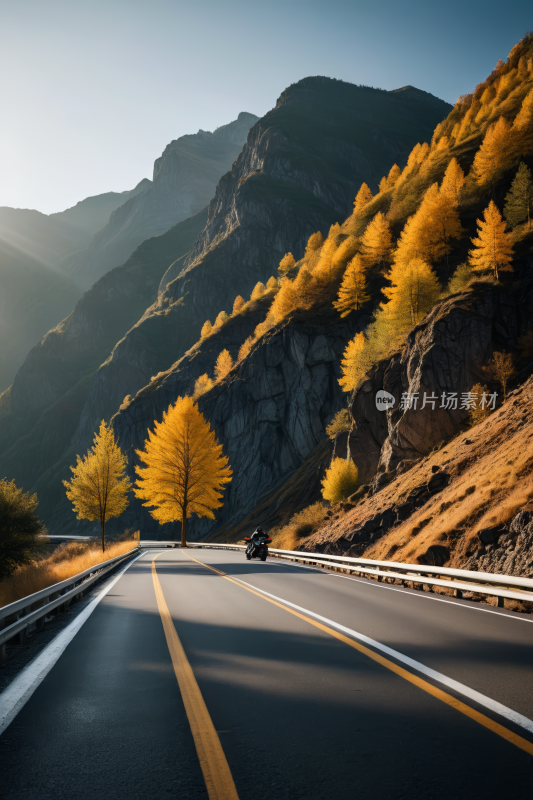 一辆摩托车在山里沿着马路行驶高清风景图片