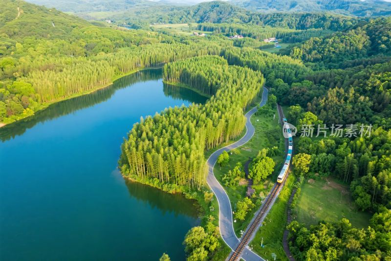山间湖泊与蜿蜒公路美景