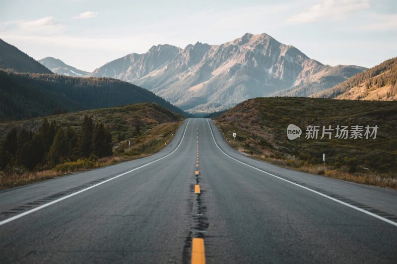 山间公路风景图