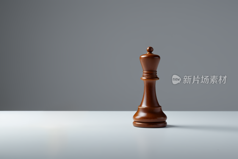 桌子上一块灰色背景的棋子图片