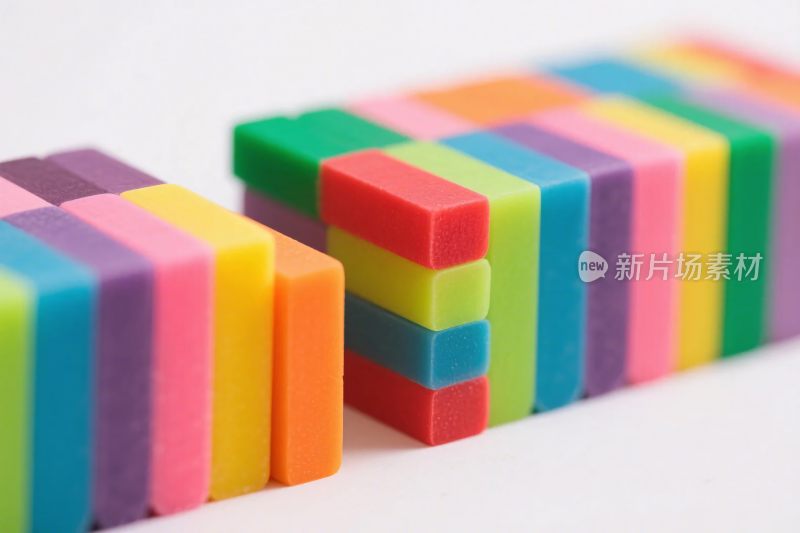 多彩积木排列画面