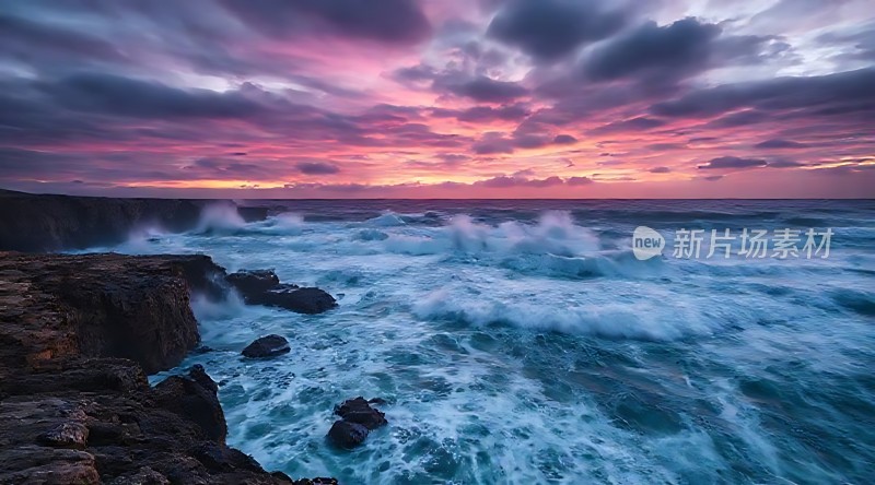 海天一色浪涛汹涌夕阳映照下的壮丽海岸线