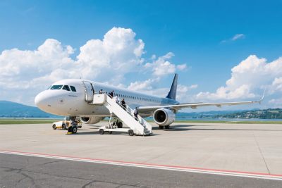 机场停机坪上的飞机 机场停机坪上的飞机