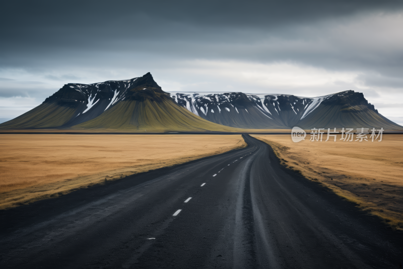 道路山脉和阴云密布的天空风光风景图片