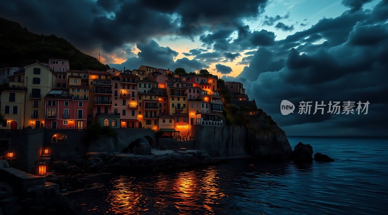 海边的彩色小镇夜幕下的温馨灯光与宁静水面