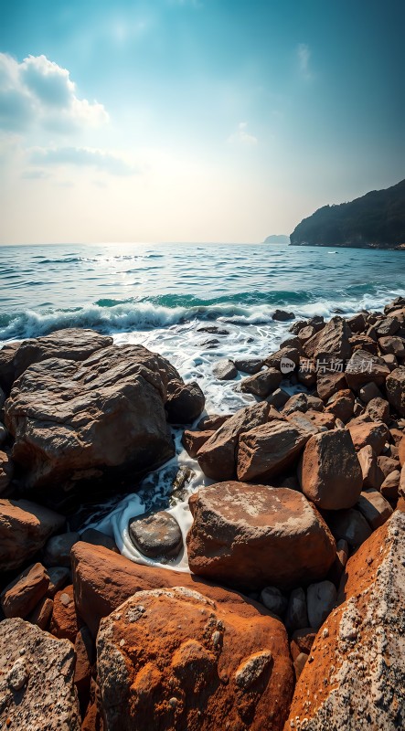 阳光下的海浪与岩石