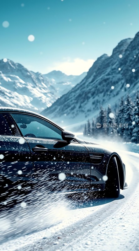雪地飞驰黑色轿车在雪山间疾行