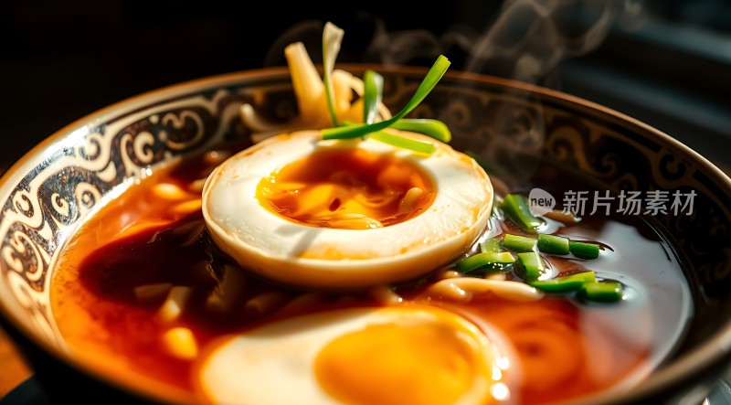 热气腾腾的麻辣烫诱人的卤蛋和葱花点缀其中令人垂涎欲滴