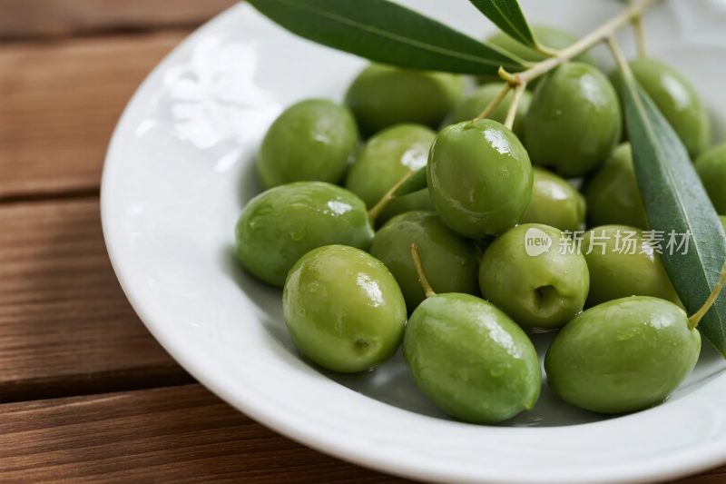 白色盘装新鲜橄榄