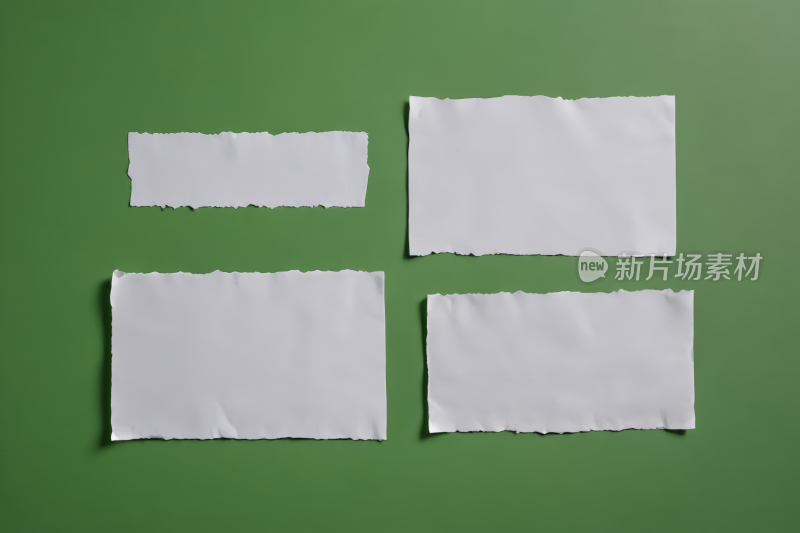 一套空白撕裂纸孤立绿色背景图片