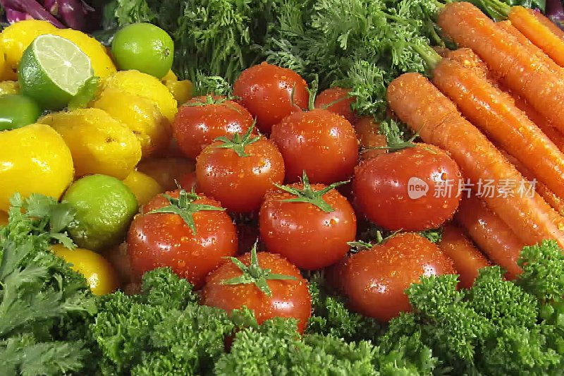 多彩新鲜蔬菜和水果组合