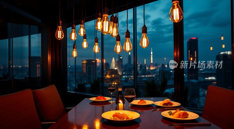 城市夜景下的浪漫晚餐