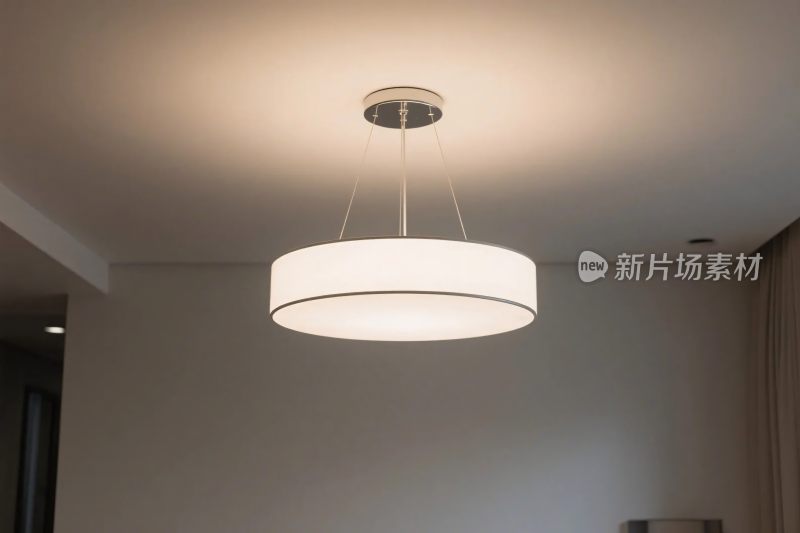 室内环形吊灯摄影图