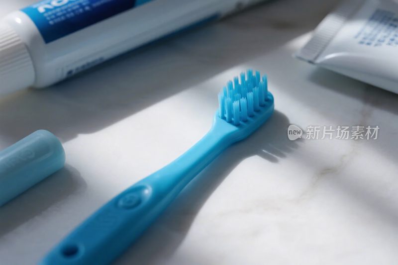蓝色牙刷及牙膏特写