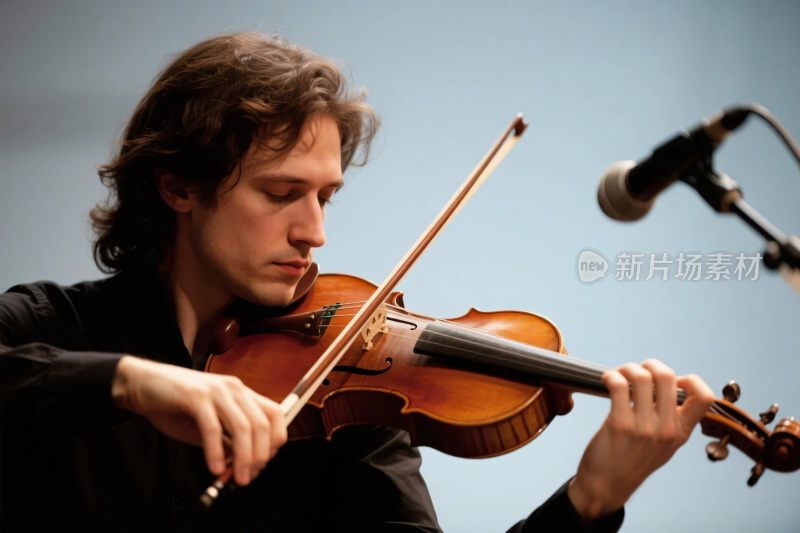 音乐家演奏小提琴