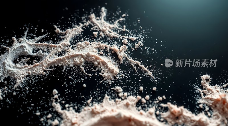白色粉末在黑色背景上的艺术效果