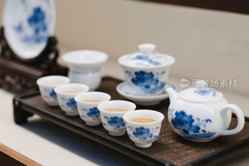 青花瓷茶具摆放在托盘上