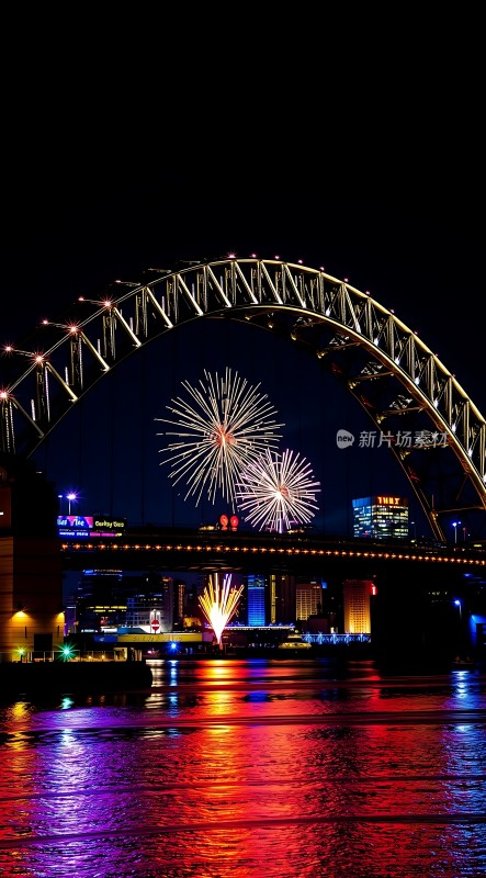 跨江大桥上的璀璨烟花夜