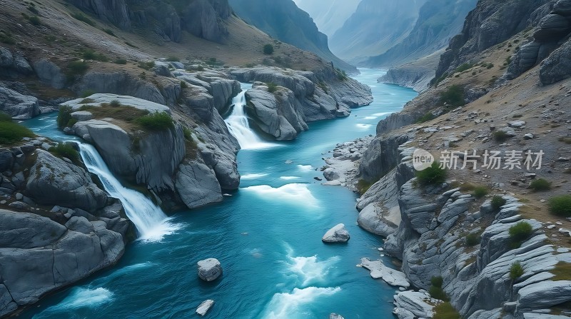 碧波荡漾群山环绕瀑布飞流直下