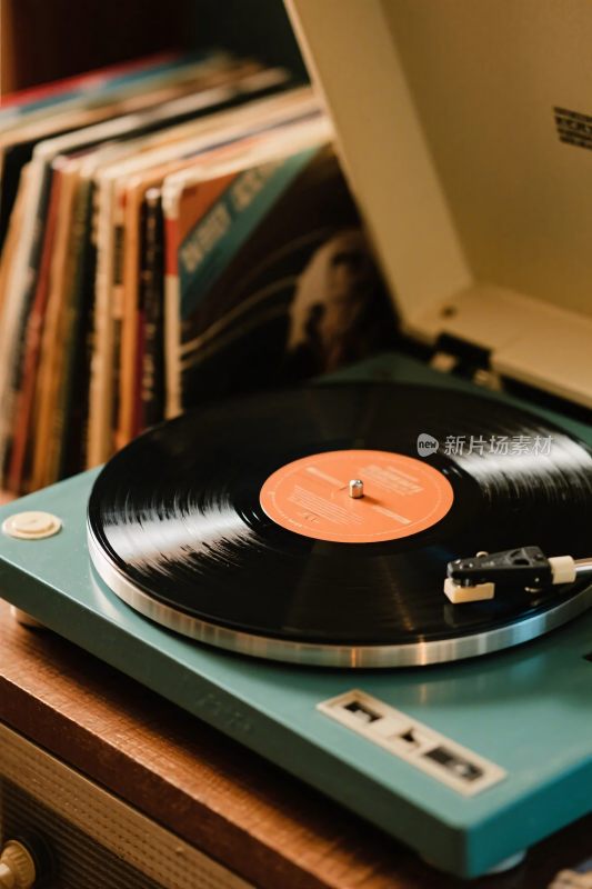 复古唱片机与黑胶唱片