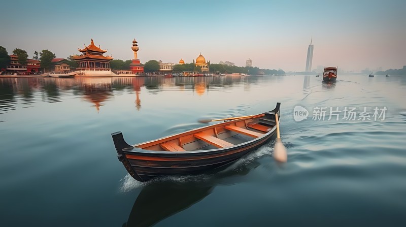 湖上小船游弋岸边古建筑映照水中
