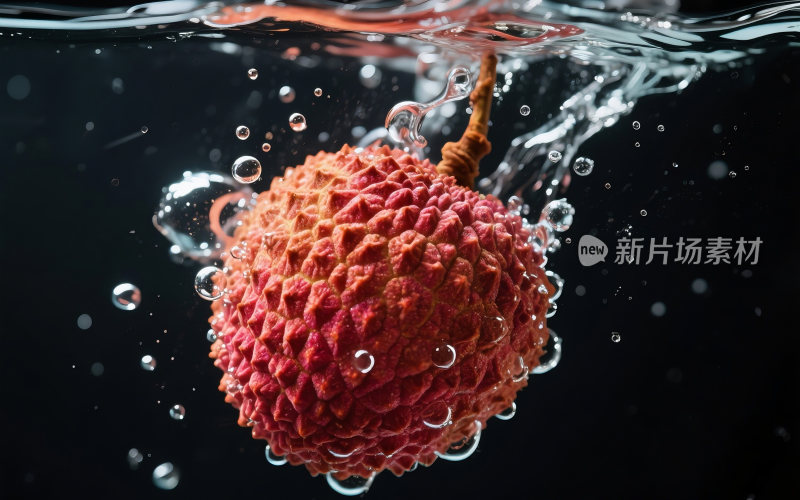 新鲜荔枝掉入水里