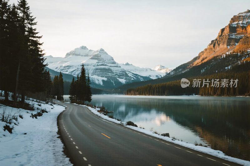 冬日山间公路湖泊美景