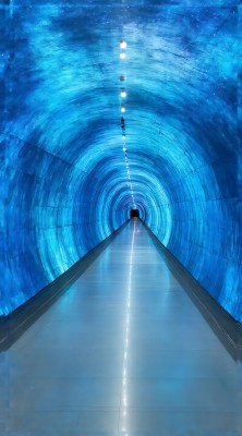 蓝色隧道光影交错探索未知之旅