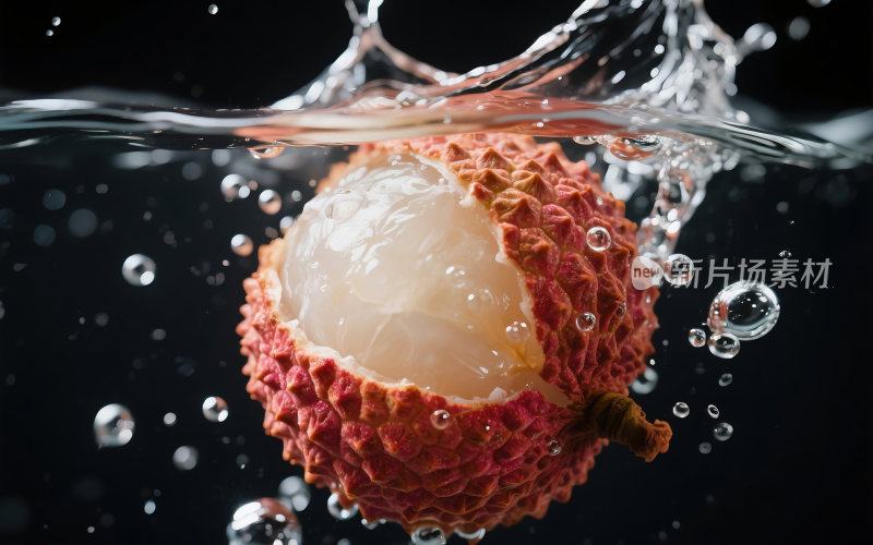 新鲜荔枝掉入水里