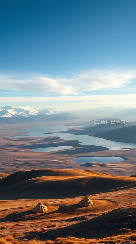日落下的雪山湖泊与帐篷