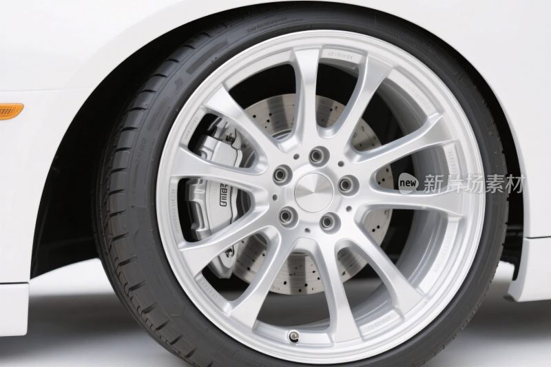 白色汽车轮毂特写