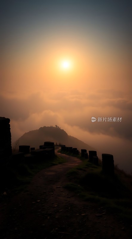 晨光中的山间小径