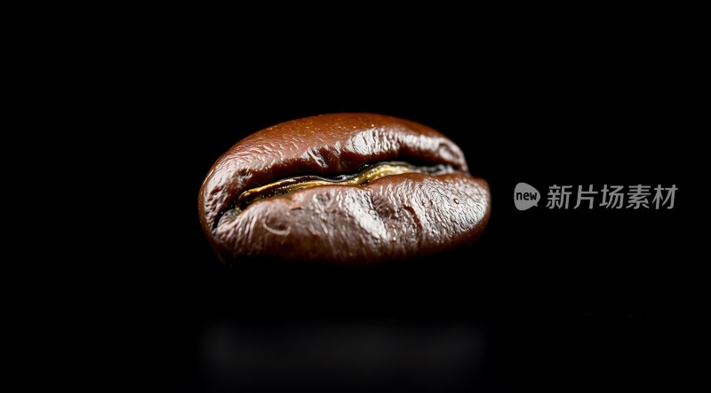 咖啡豆特写展现其光泽与质感