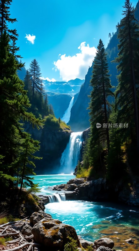 碧波荡漾瀑布飞流直下绿树成荫蓝天白云映衬下的自然美景