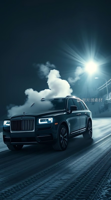 夜幕下的豪华座驾闪耀着神秘的光芒