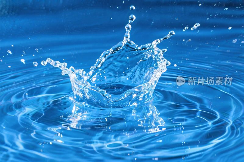 水花溅起蓝调水滴