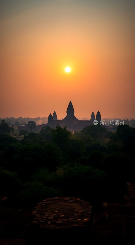 日出时分的吴哥窟剪影