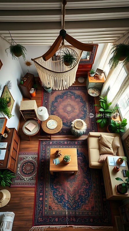 温馨客厅绿植环绕地毯点缀家具简约生活气息浓厚