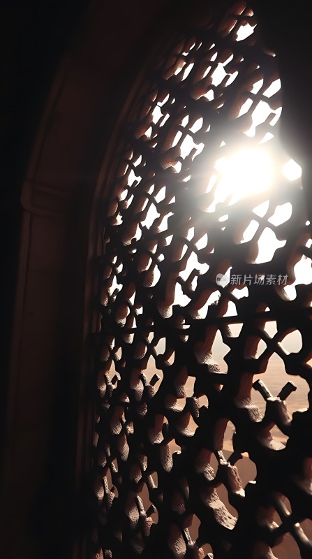 阳光透过镂空窗棂洒下