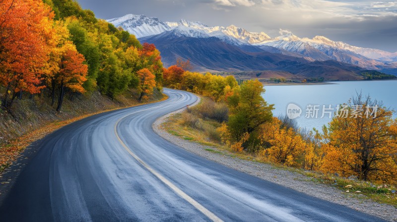 湖泊公路秋景秋色