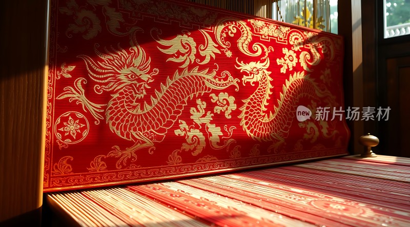 红色龙纹靠背椅