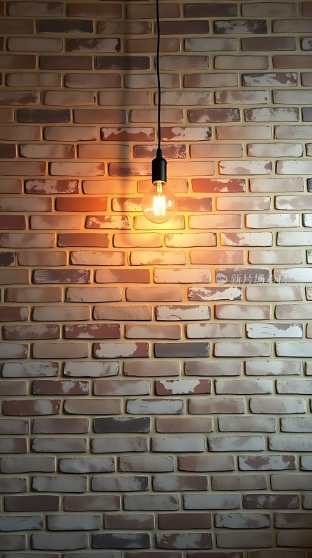 砖墙上的温暖灯光
