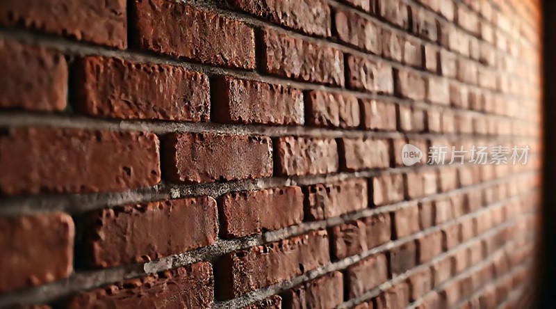 红砖墙上的光影故事